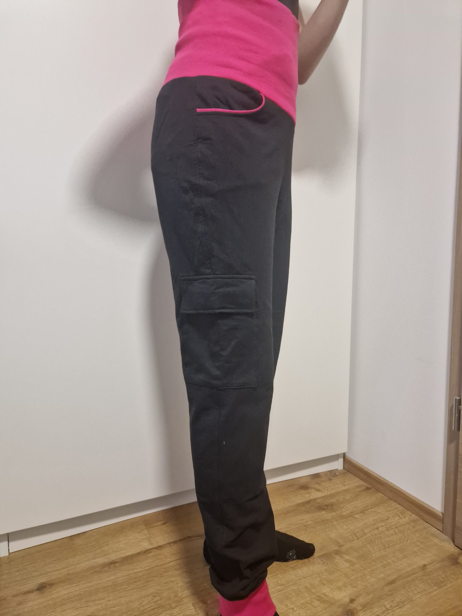 Hlače z visokim pasom in žepom